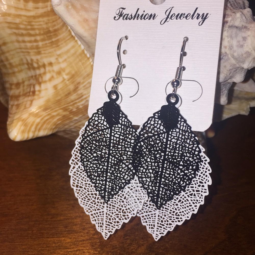 🌻Black & White Earrings🌻